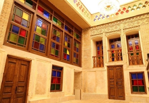 فضای داخلی اقامتگاه سنتی پنج دری شیراز